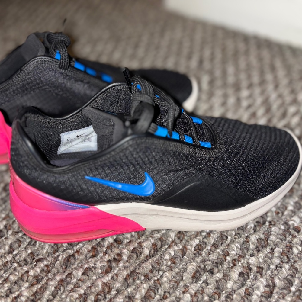 Nike Women's Black and Pink Athletic Shoes
